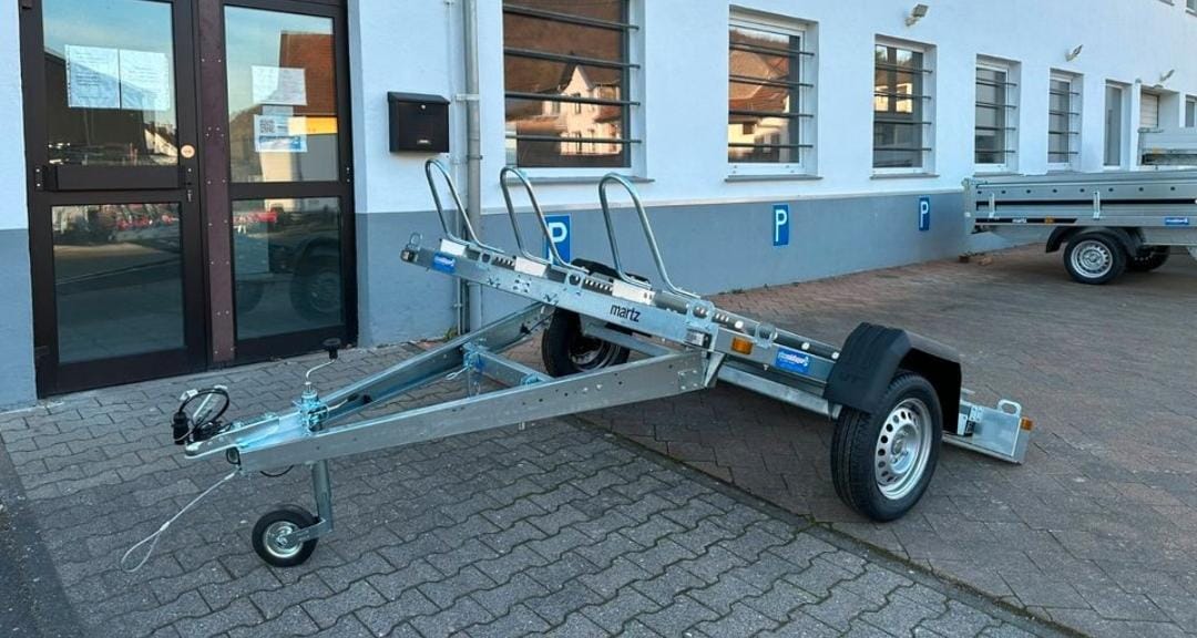 Ein Motorradanhänger, um Motorräder sicher zum Ziel zu bringen.